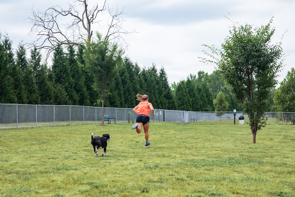 Grand-Caverns-Painters-Park-Woman-running-with-dog1D3A6008